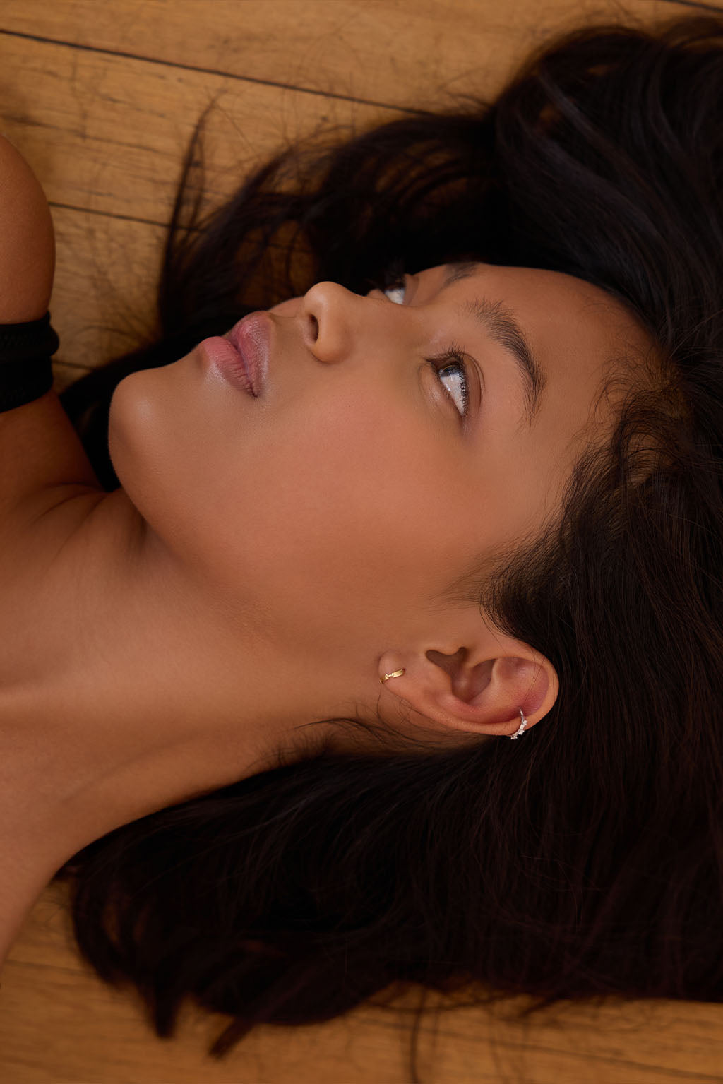 Model wearing the Gold Dash Line Earring in 18k gold. A minimal hoop with a narrow line detail, sitting close to the ear.