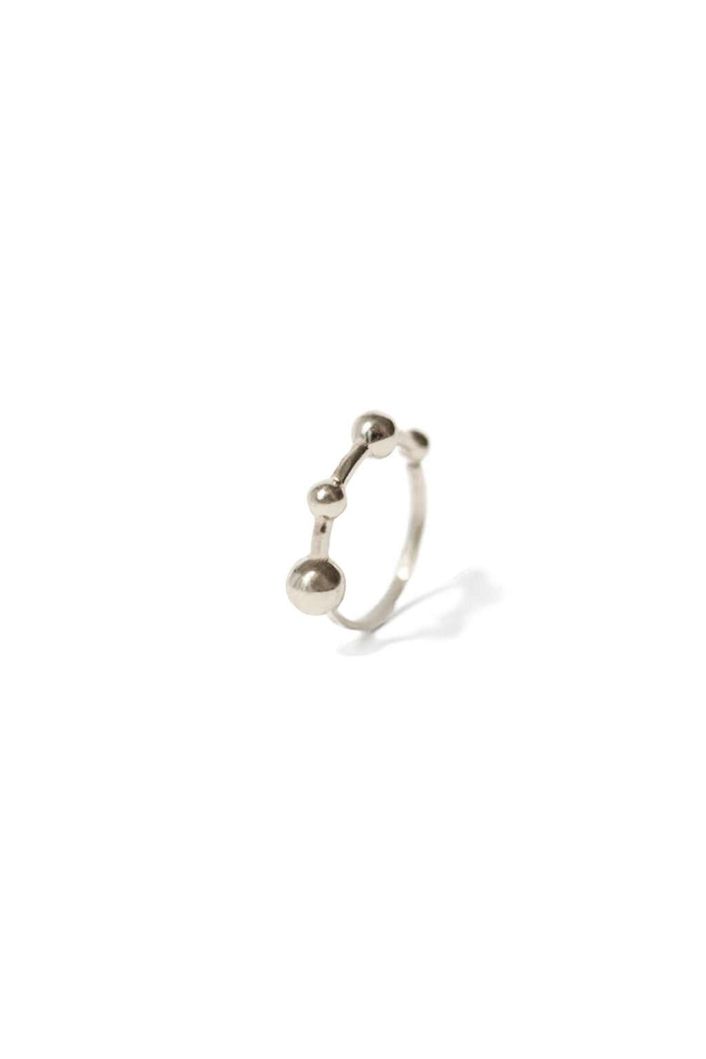 18k white gold mini bangle earring with four sculpted spheres, seen from the front on a white background