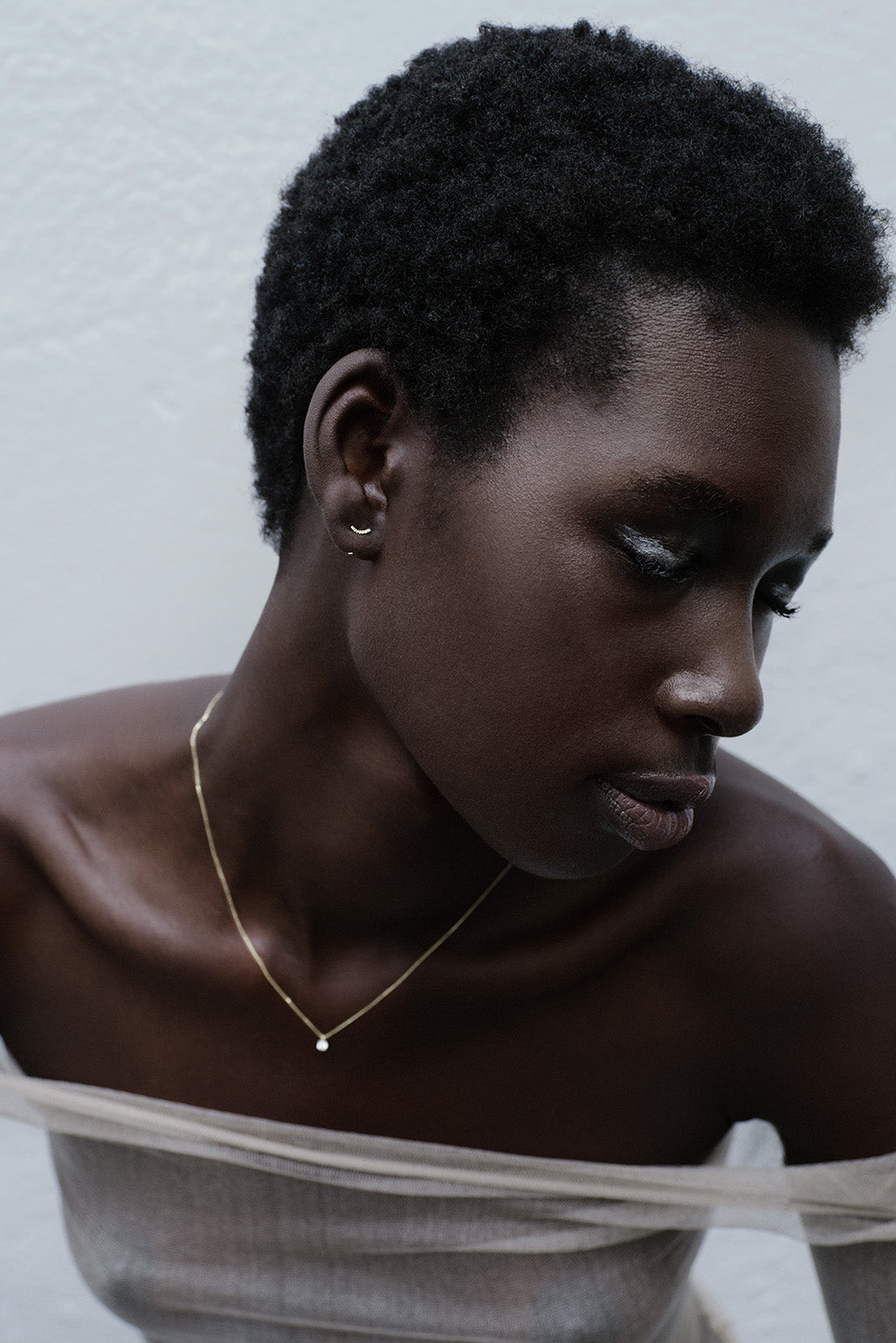 Curved diamonds gold piercing