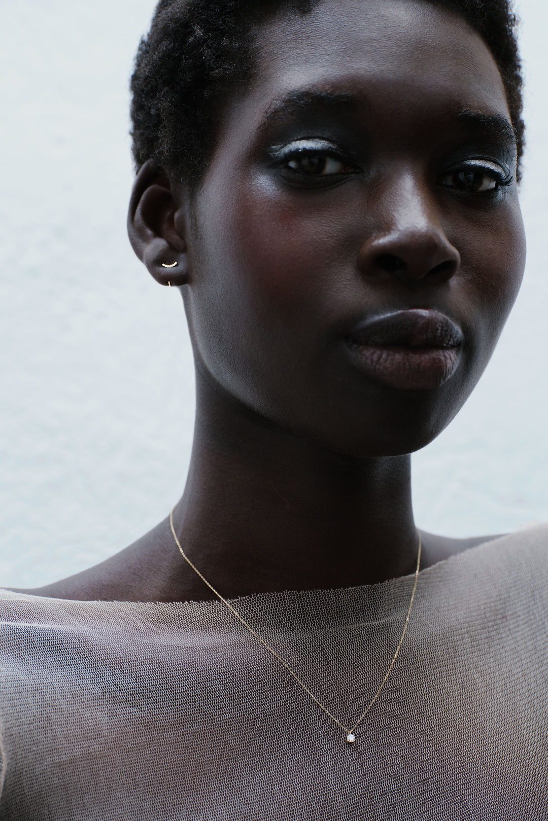 Curved diamonds gold piercing