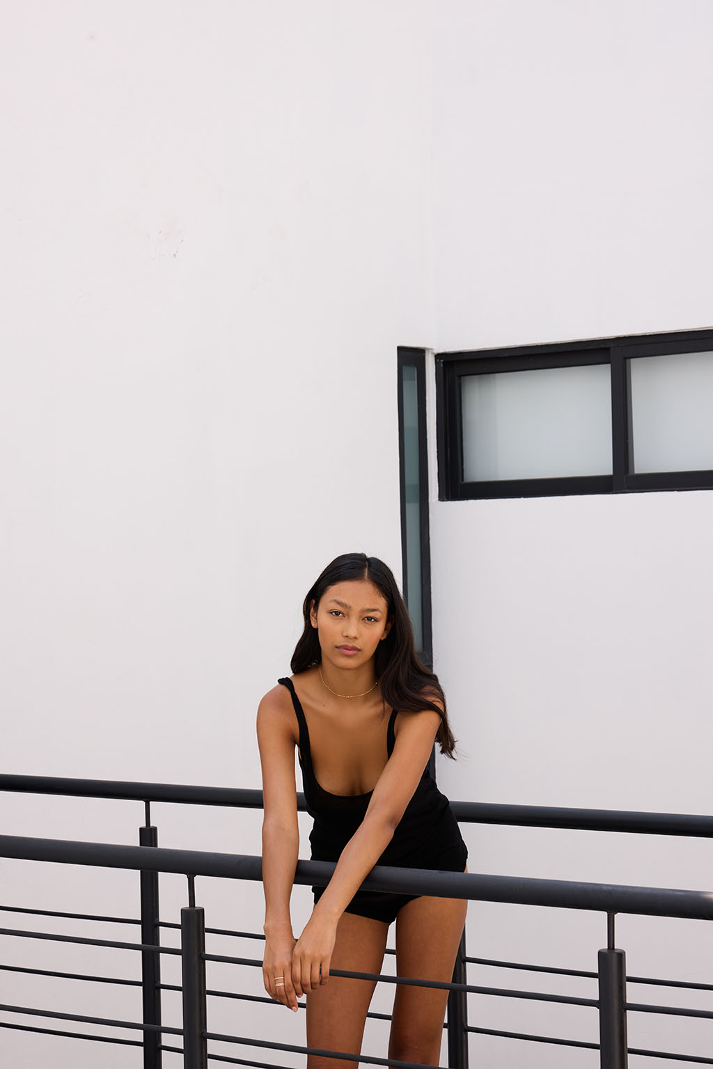 Model wearing 18K gold necklace with five adjustable mini spheres, styled on a 50 cm chain – luxury handcrafted jewelry by Sansoeurs