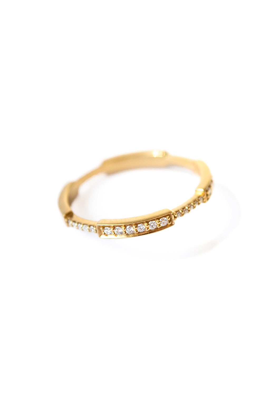 Moi-Moi ring in 18k gold with repeated segments, front view