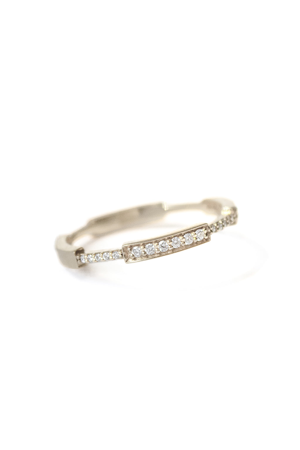 Moi-Moi ring in 18k gold with repeated segments, front view