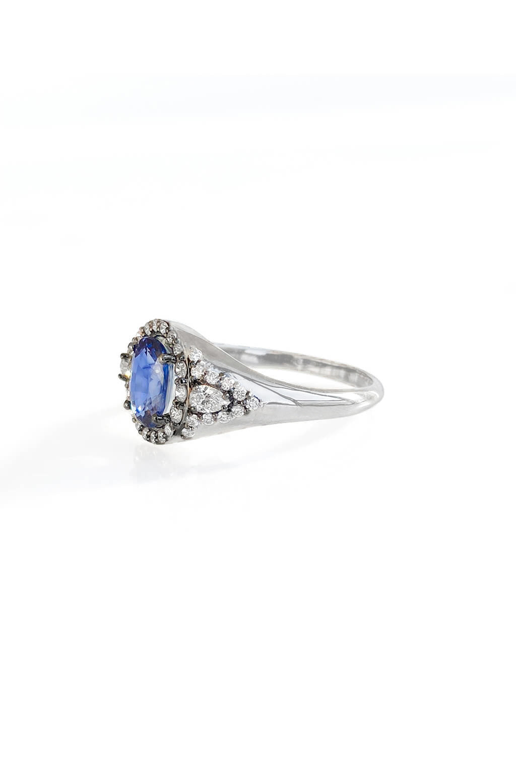Signet sapphire white 18k gokd ring with diamonds side