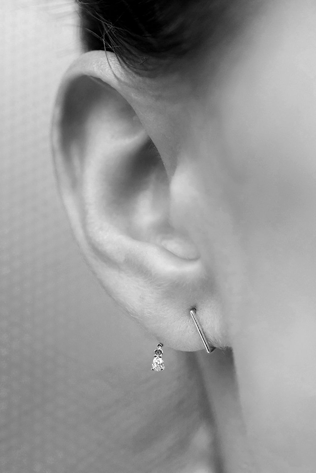 Z Pear diamond gold earring