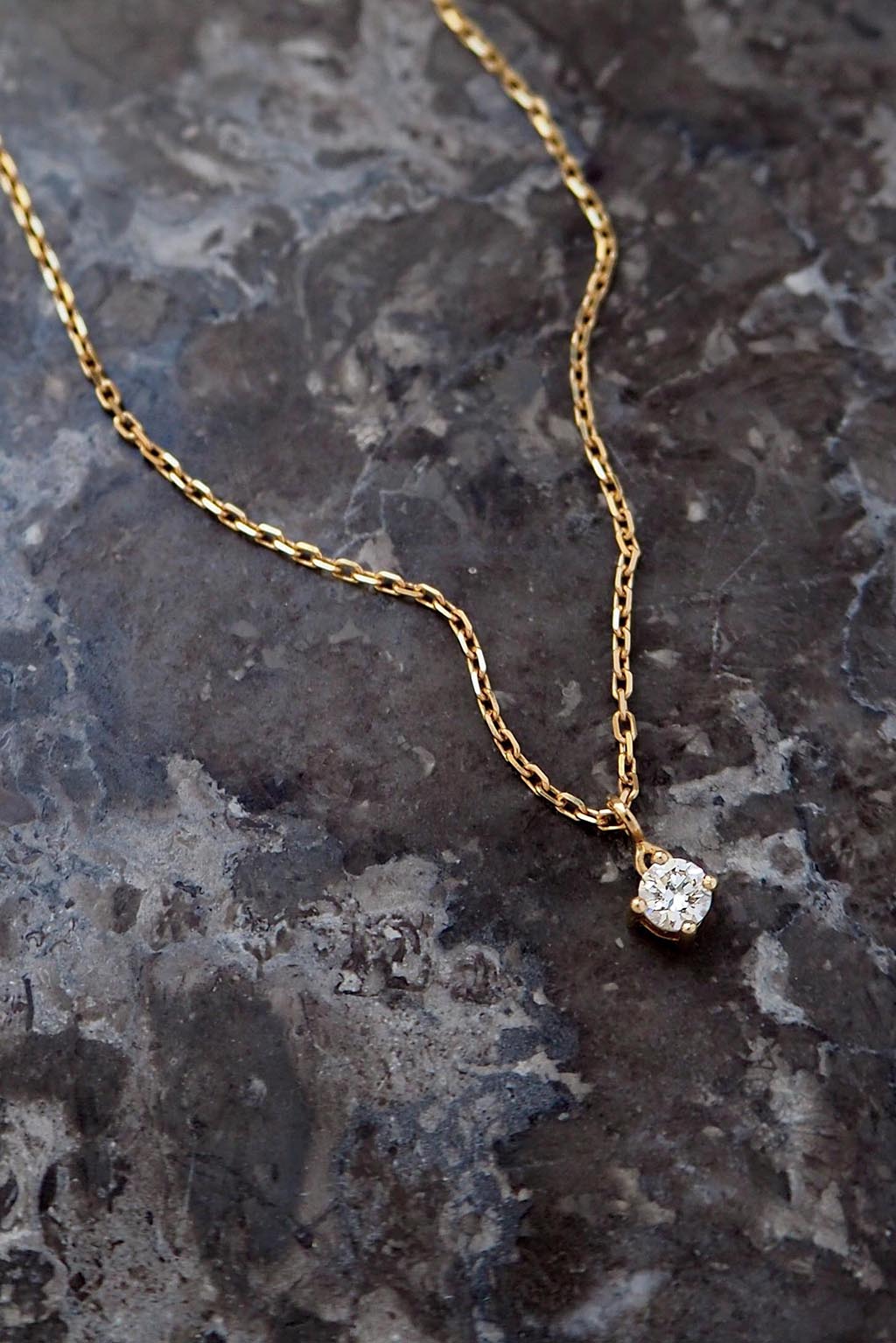 Collar con diamante de 3 mm de oro