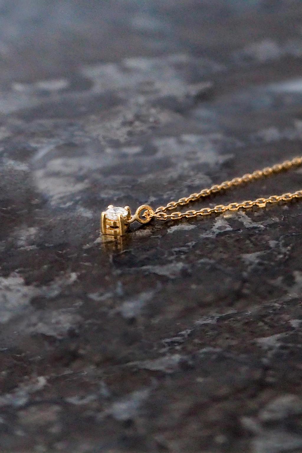 Collar con diamante de 3 mm de oro