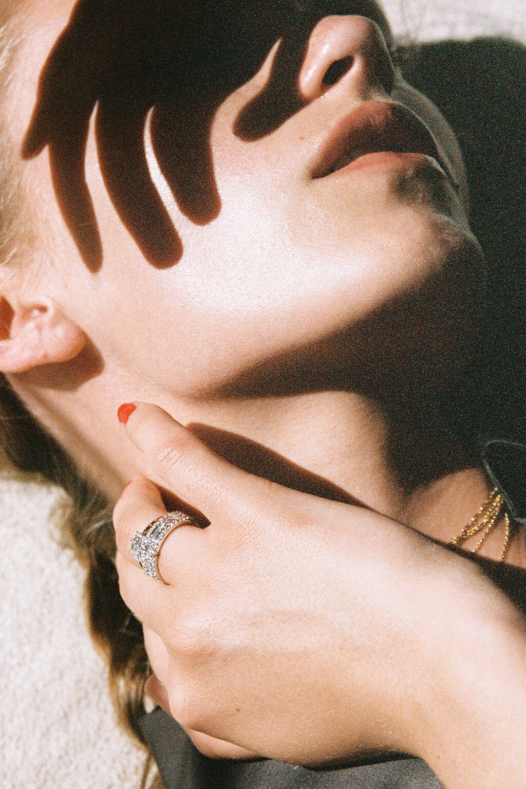 Anillo Second Wife Band en oro y diamantes