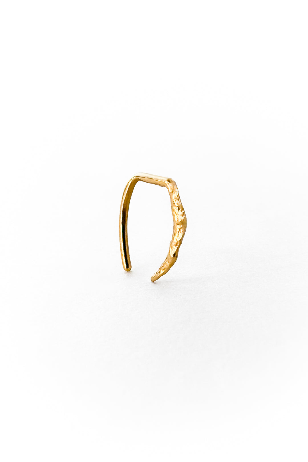 Piercing Open Artisan Claw de oro