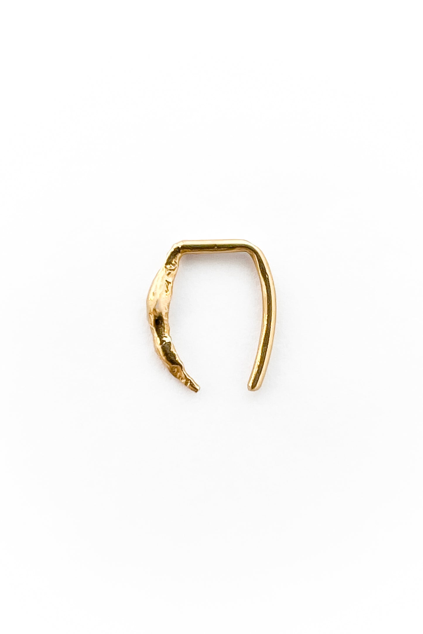 Piercing Open Artisan Claw de oro