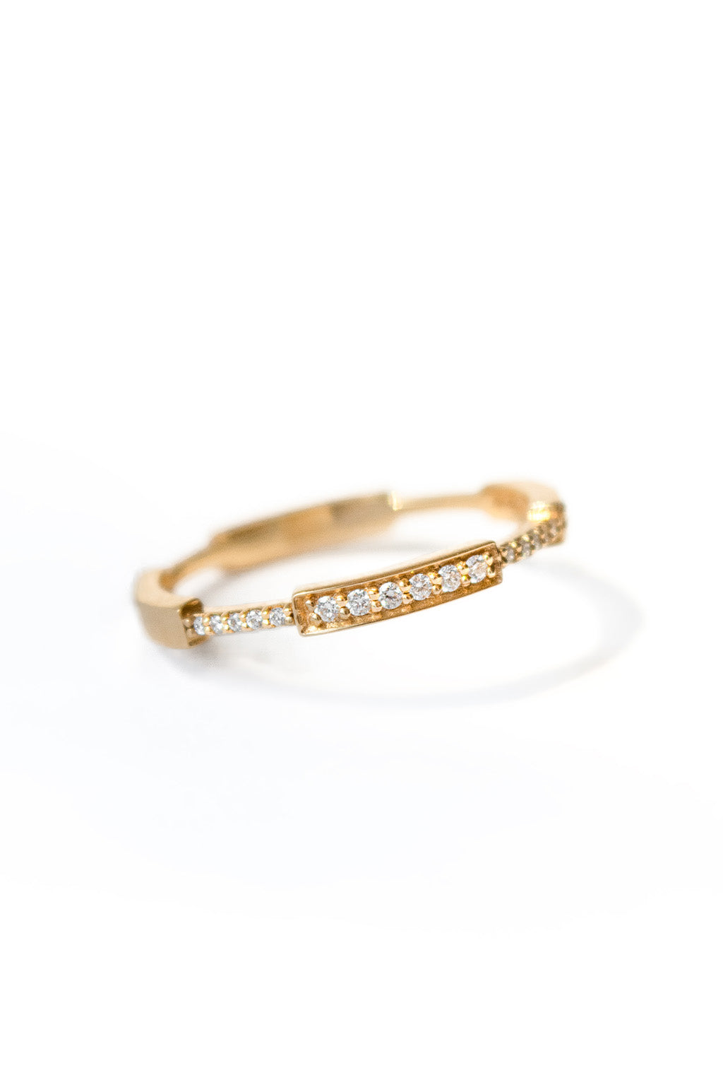 Moi-Moi ring in 18k gold with repeated segments, front view