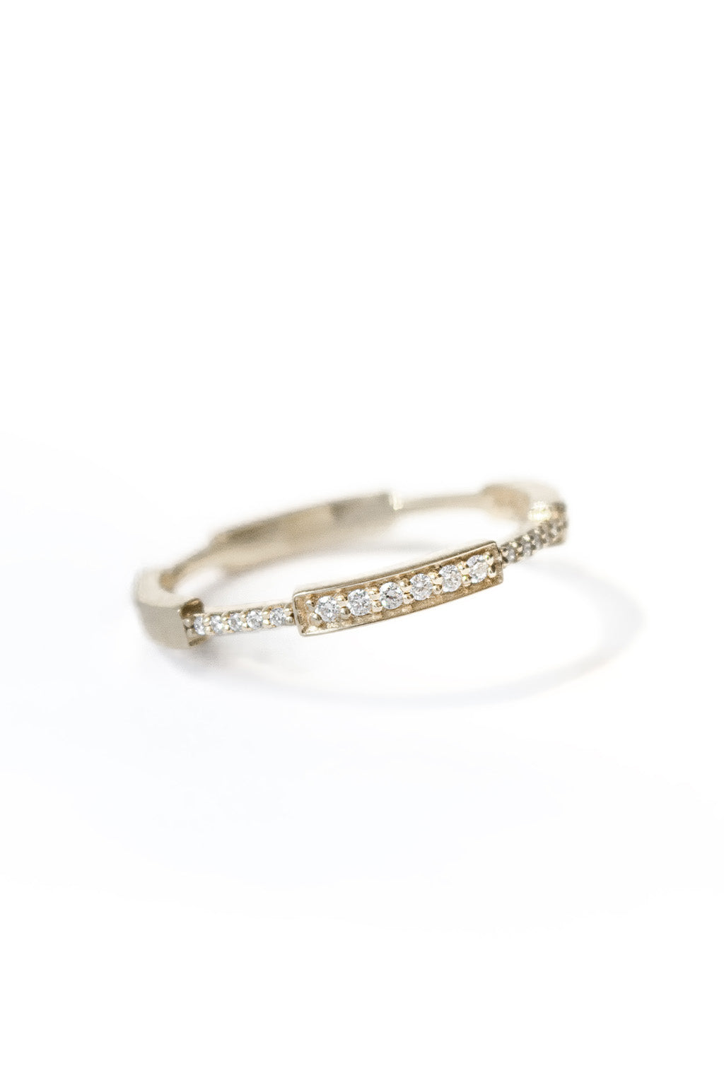 Moi-Moi ring in 18k gold with repeated segments, front view