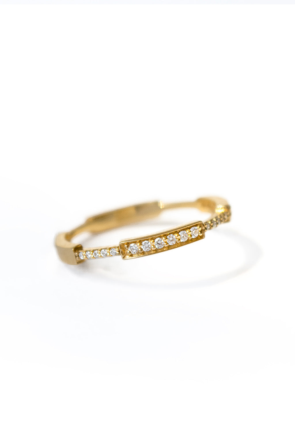 Moi-Moi ring in 18k gold with repeated segments, front view