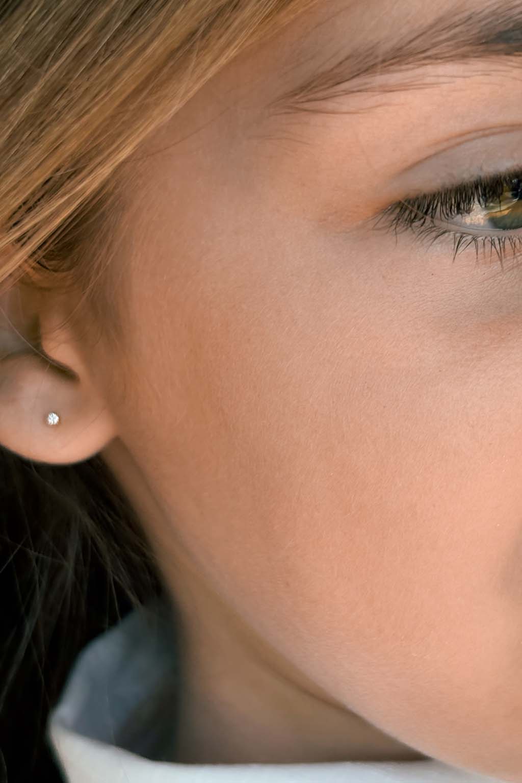 Box 1.7 gold and diamond baby earrings by Sansoeurs, 1.7 mm diamond in square gold bezel