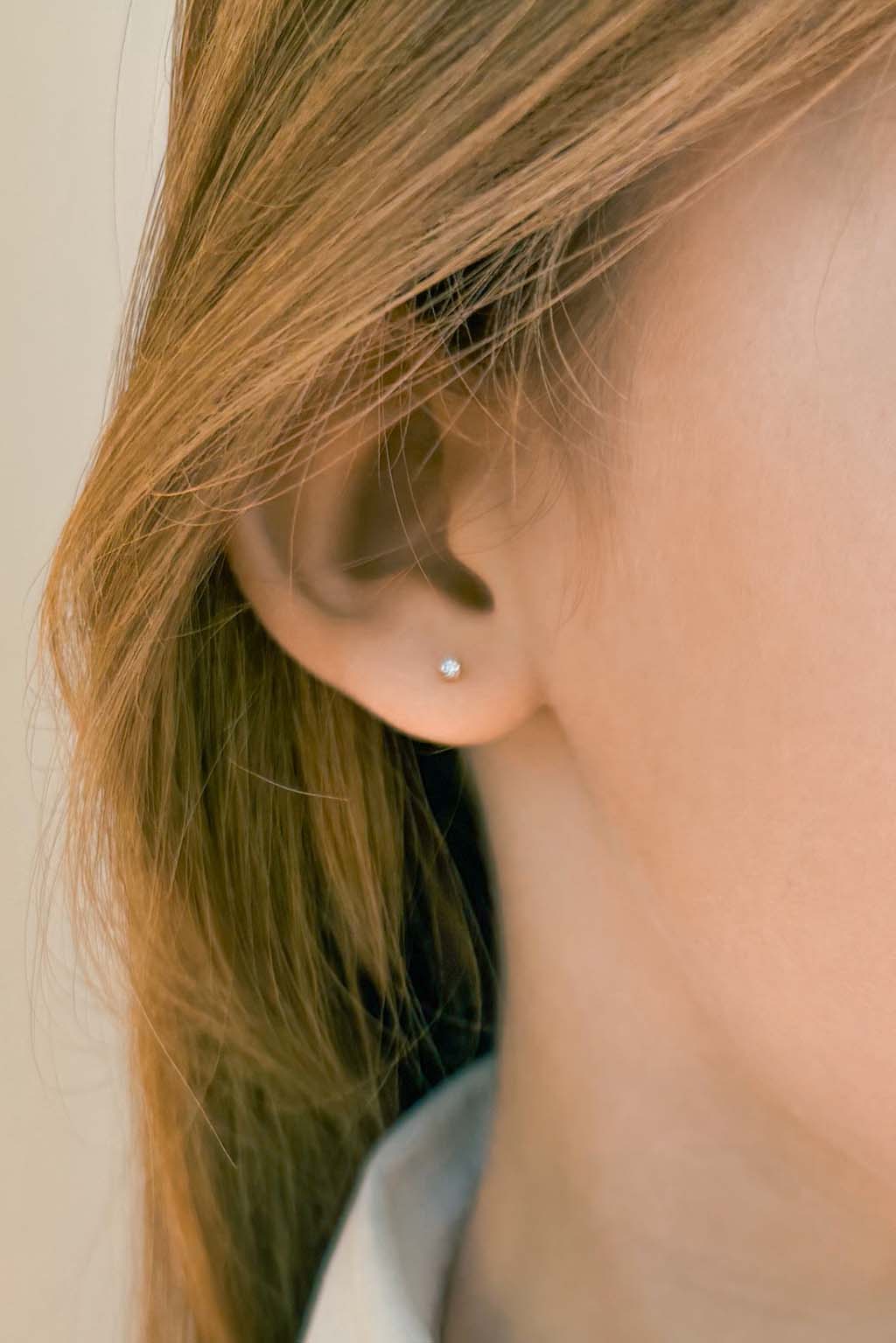 Box 1.7 gold and diamond baby earrings by Sansoeurs, 1.7 mm diamond in square gold bezel