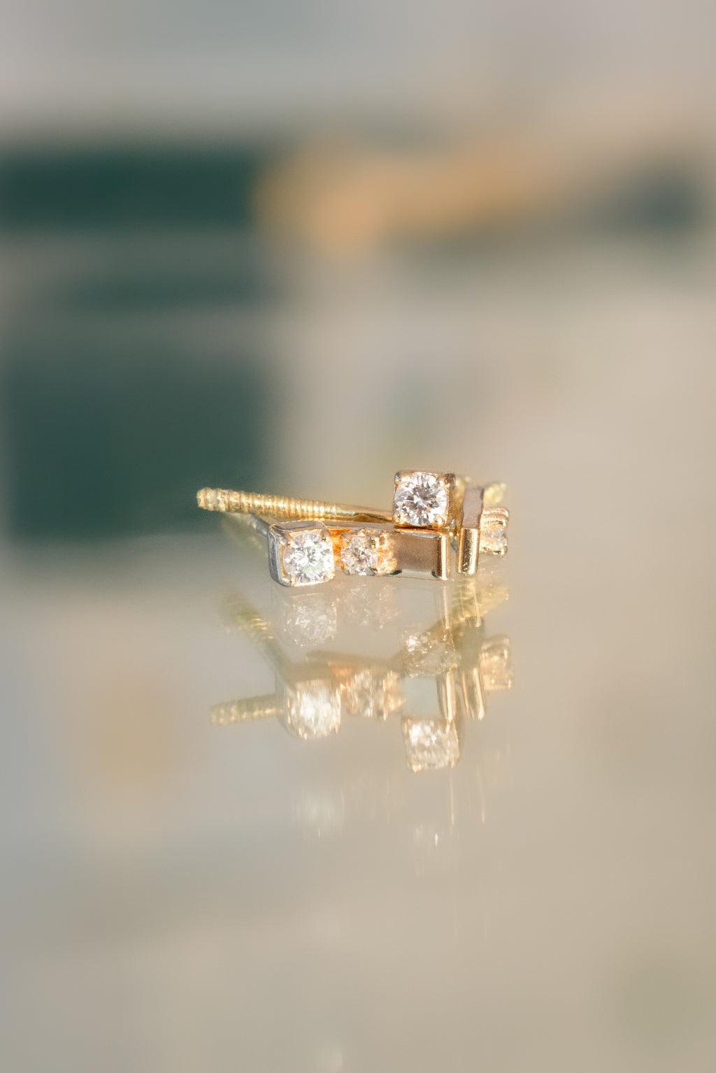 Plaque tag and Box 1.7 gold and diamond baby earrings by Sansoeurs, 1.7 mm diamond in square gold bezel