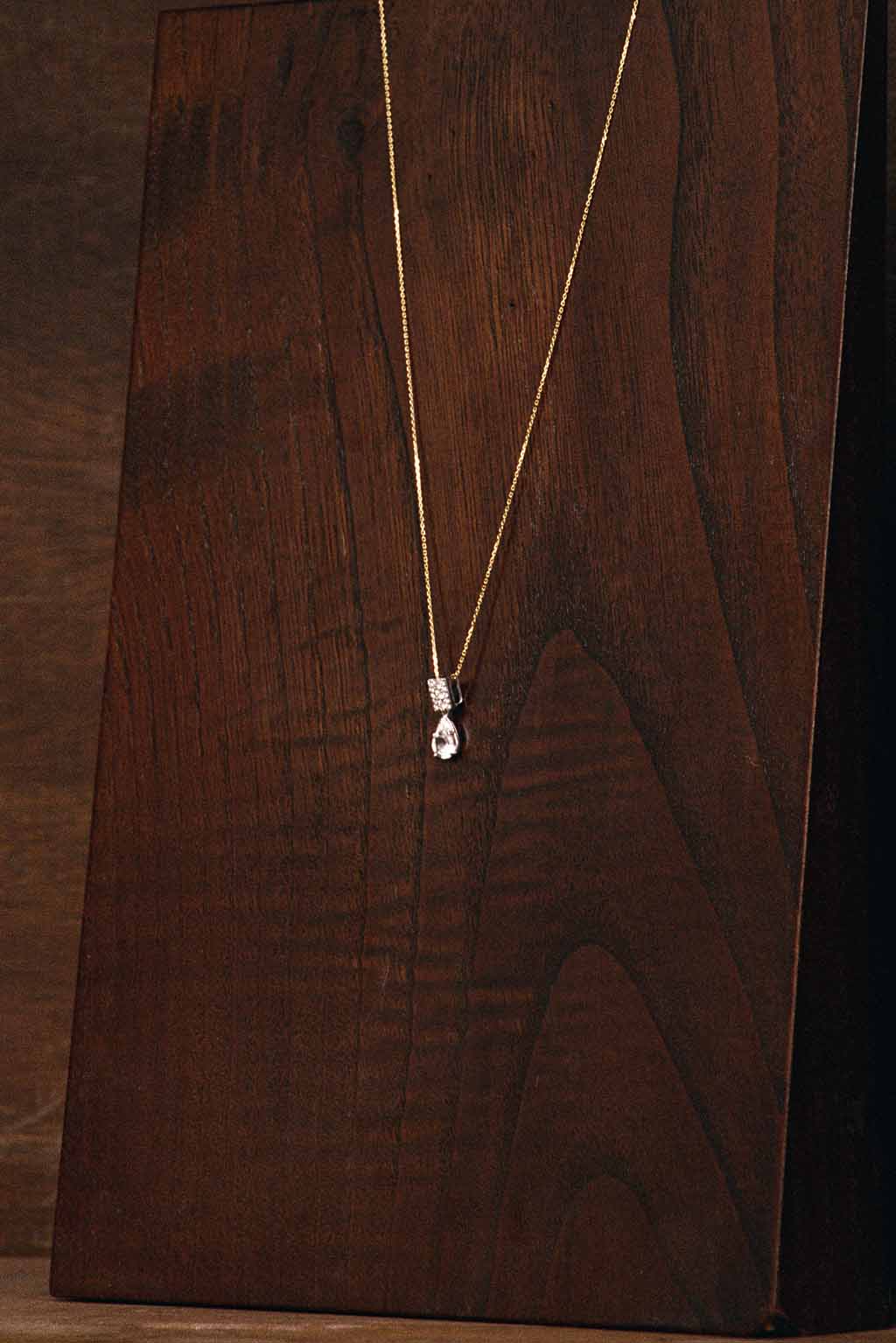 Wife Topaz Pendant in white 18k gold with diamonds and pear-shaped topaz, handcrafted by Sansoeurs.