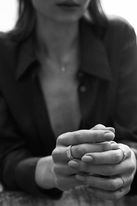 Anillo Second Wife Band en oro y diamantes