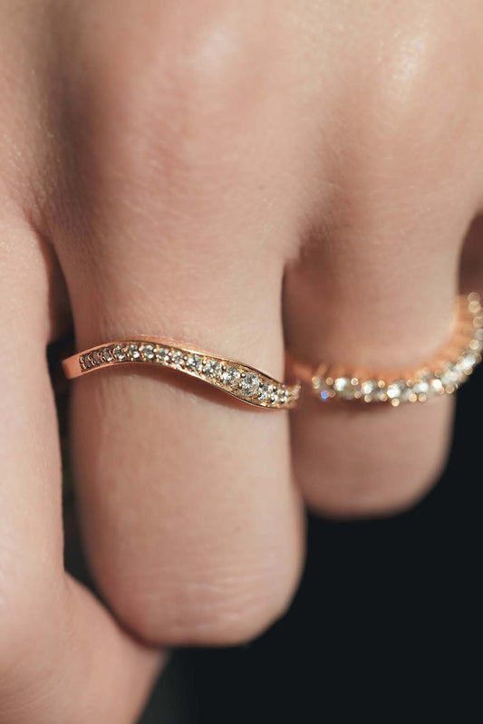 Anillo Wave de oro y diamantes