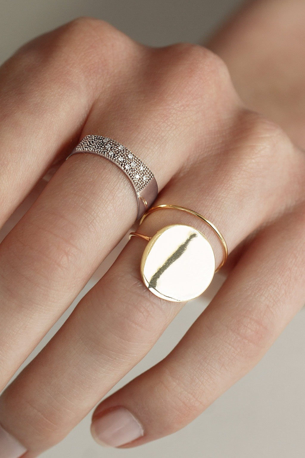 Irregular band diamonds gold ring