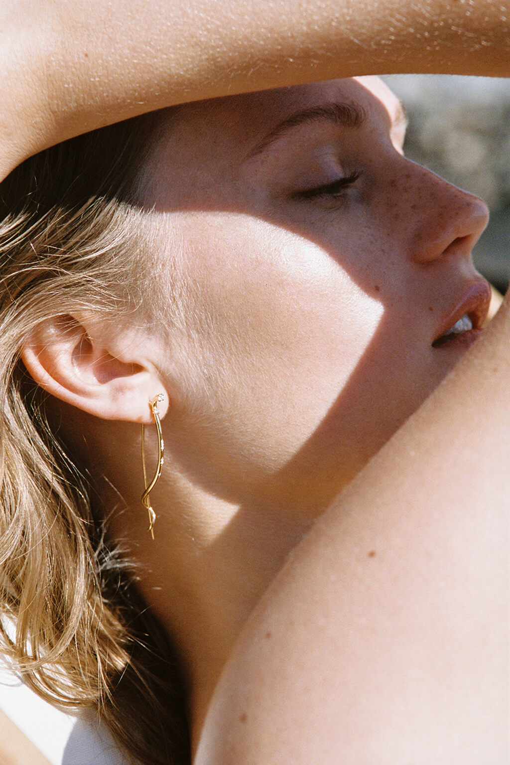 Miki gold earring